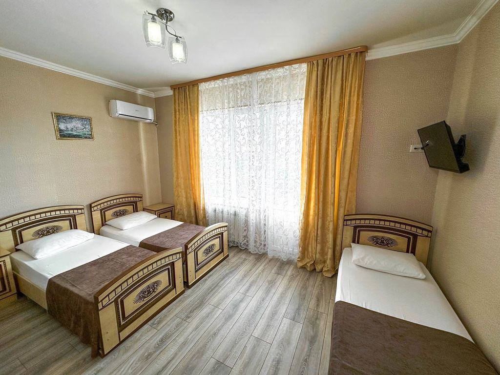 Светлана — Трёхместный номер с балконом (с раздельными кроватями)