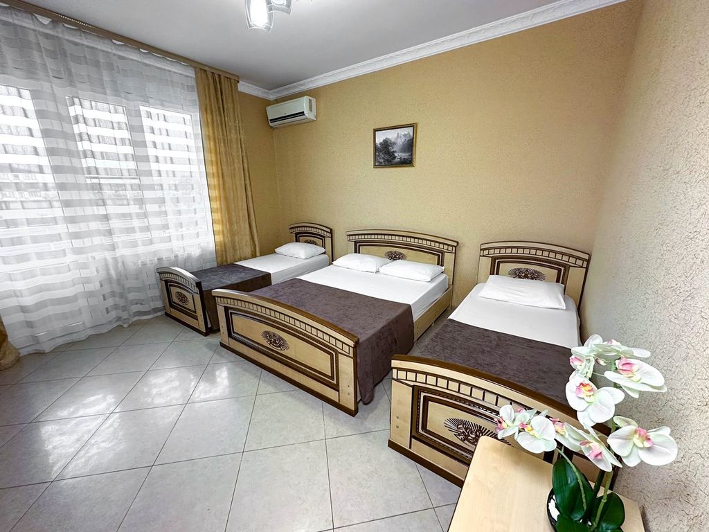 Светлана — Четырёхместный номер с балконом