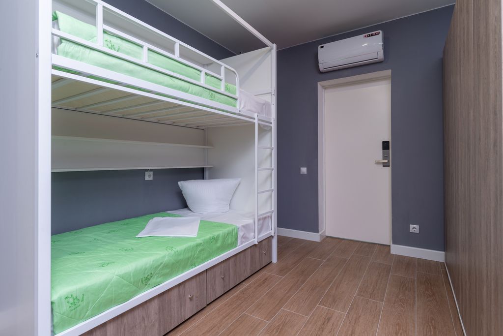 Нарси — Многоместный мужской номер эконом (душ/туалет общий)