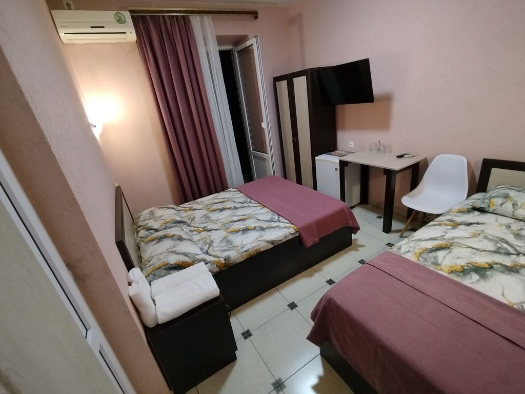 Волшебник — Трёхместный номер с балконом