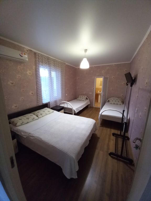 Атмосфера — Четырёхместный номер улучшенный с видом на горы