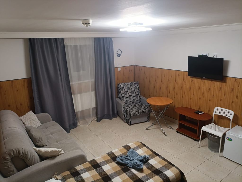 Dolce Vita — Четырёхместный номер коном с 2мя односпальными кроватями, диван и санузлом на этаже