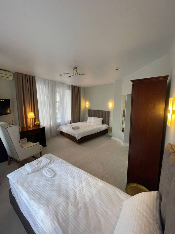 Гости — Трёхместный номер стандарт 2 категории, 6 с общим санузлом на 2 номера