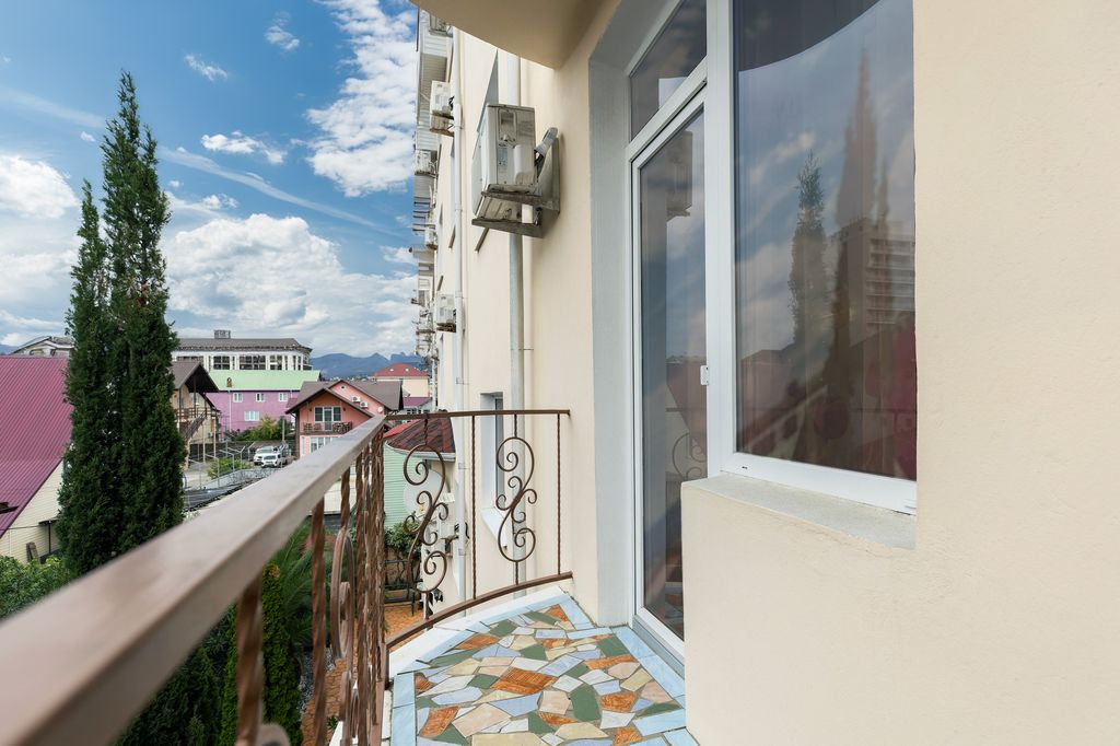 Светлый — Трёхместный номер комфорт с балконом