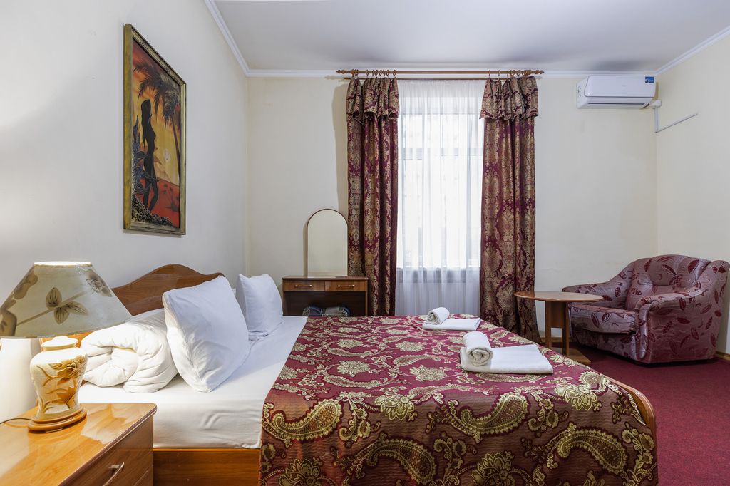 Лакоста — Трёхместный номер улучшенный