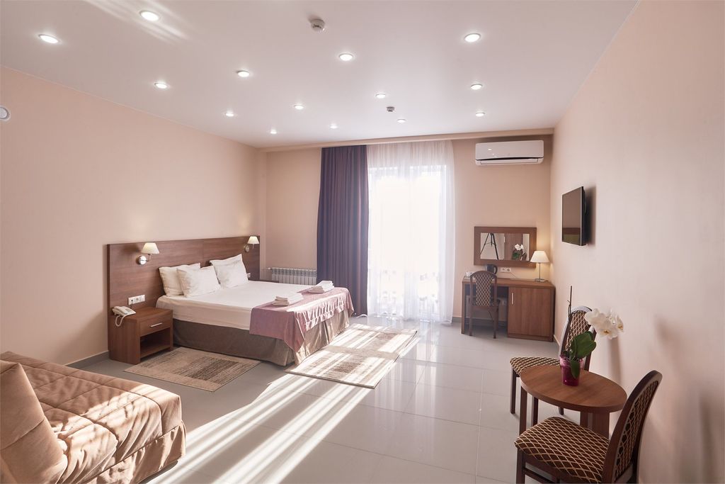 Арт — Четырёхместный номер Полулюкс с видом на море