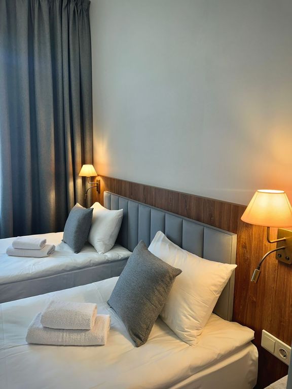 МариС — Четырёхместный номер семейный с 1 двуспальной и 2 односпальными кроватями