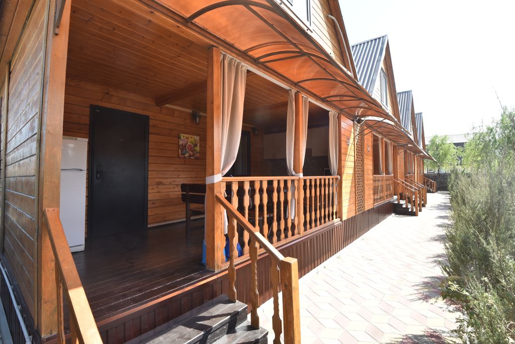 Эко-Комплекс Солнечный дом — Дом с видом на детскую площадку и бассейн