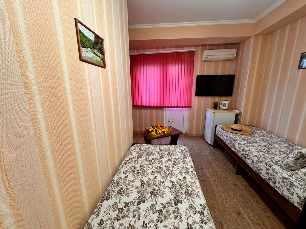 Морская чайка Ливингстон — Трёхместный номер улучшенный с балконом