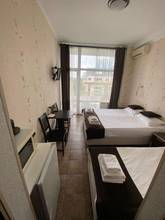 Joy Apartments — Трёхместный номер с раздельными кроватями, открытым балконом и боковым видом на море