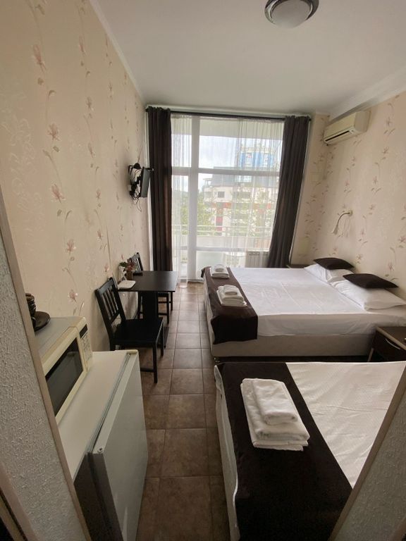 Joy Apartments — Трёхместный номер с раздельными кроватями, открытым балконом и боковым видом на море