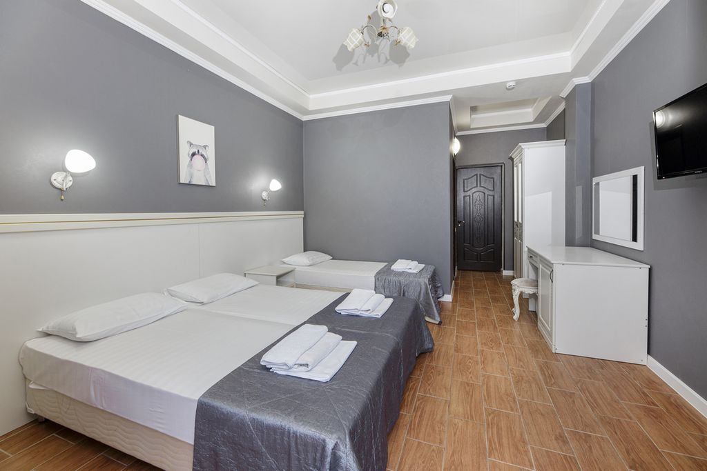 Плаза — Трёхместный номер комфорт с балконом