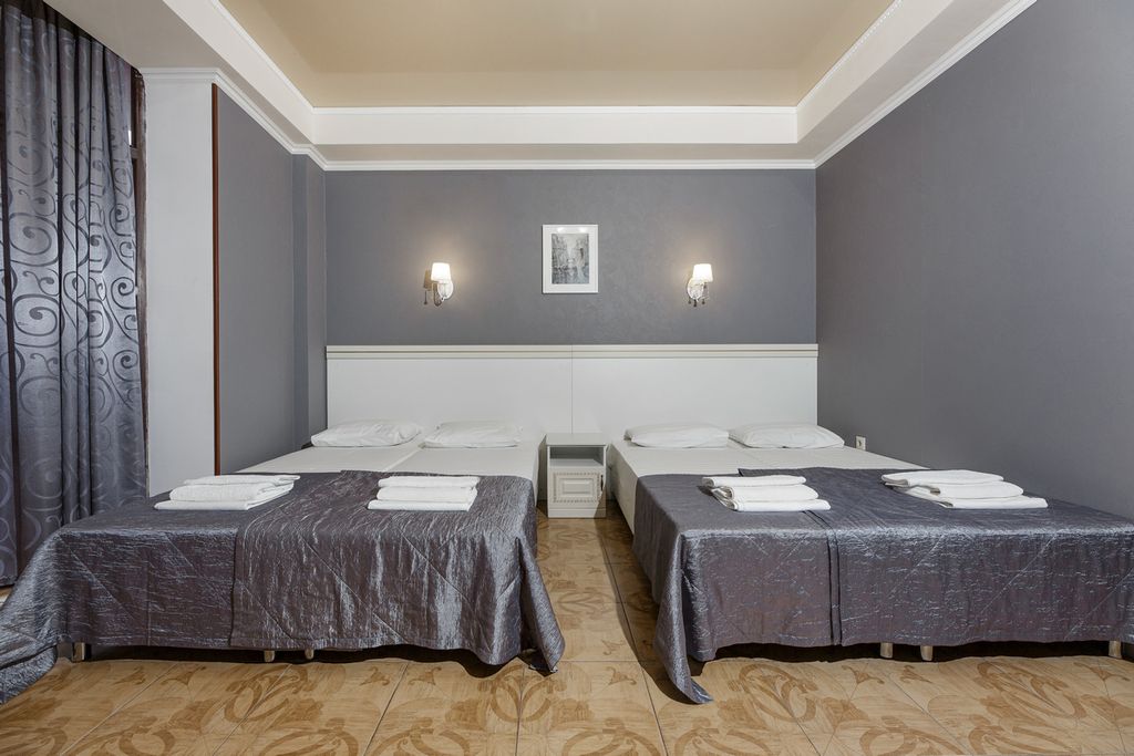 Плаза — Четырёхместный номер комфорт с балконом