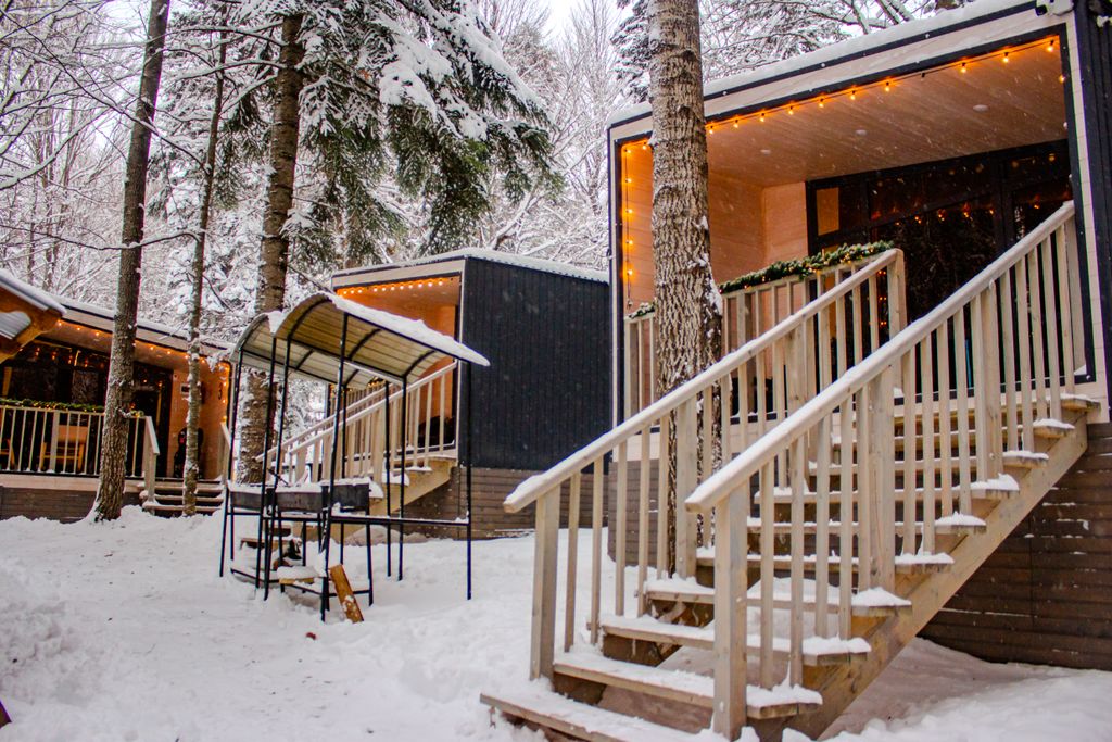 Аззам — Четырёхместный номер стандарт с видом на горы