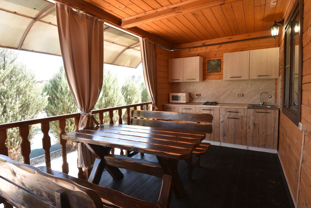 Эко-Комплекс Солнечный дом — Дом с видом на детскую площадку и бассейн (2 спальни смежные, 1 проходная)