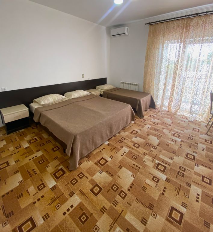 Амелия — Трёхместный номер полулюкс с балконом