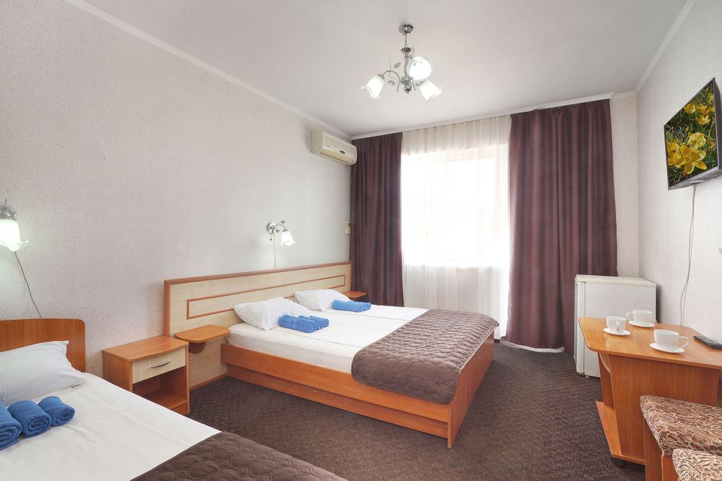 Небо — Трёхместный номер стандарт с видом на горы