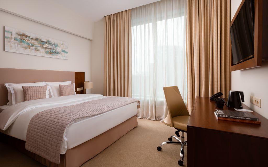 Palmira Business Club — Трёхместный номер Комфорт с 1 двуспальной кроватью, дополнительным местом и гостиной