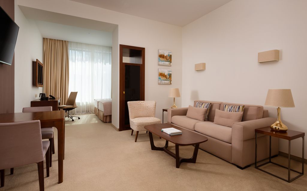 Palmira Business Club — Трёхместный номер Комфорт с 2 односпальными кроватями, дополнительным местом и гостиной