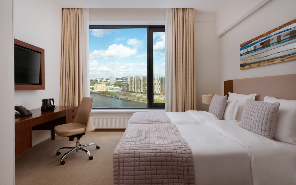 Palmira Business Club — Трёхместный номер Комфорт с 2 односпальными кроватями, дополнительным местом, гостиной и видом на реку