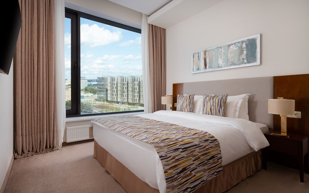 Palmira Business Club — Трёхместный номер Комфорт+ с 1 двуспальной кроватью, доп местом, гостиной, кухней и видом на реку