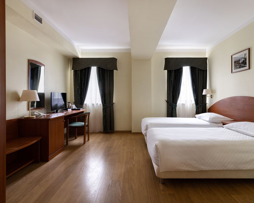 Достоевский — Двухместный номер с 2 отдельными кроватями улучшенный