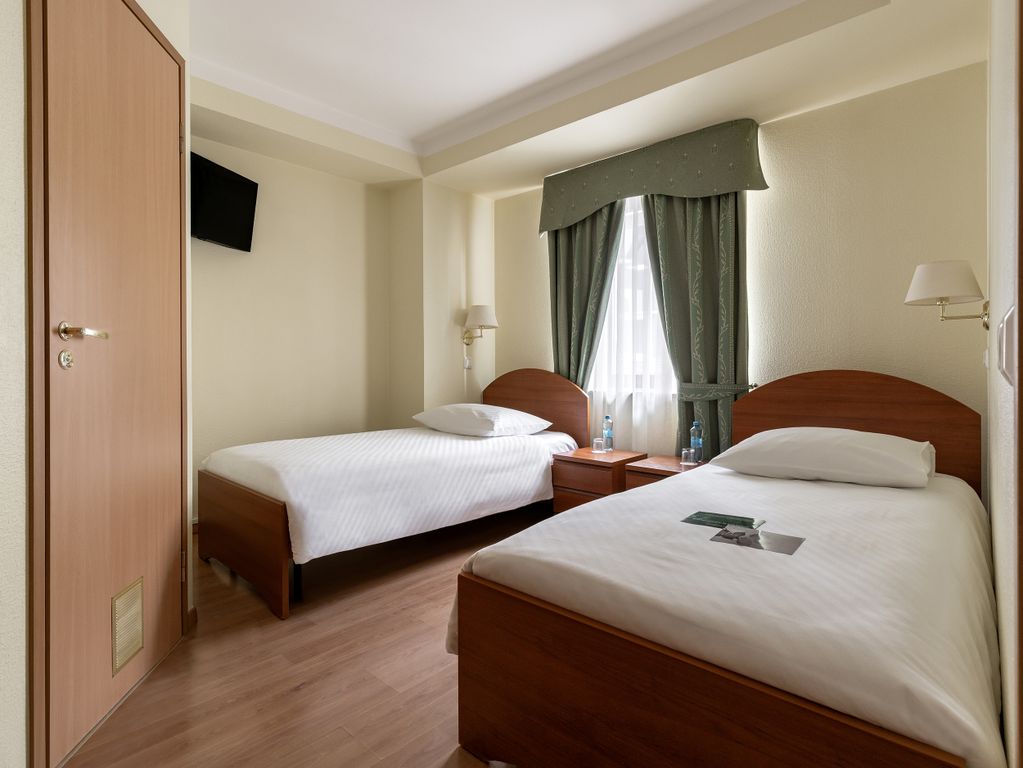 Достоевский — Двухместный номер с 2 отдельными кроватями полулюкс