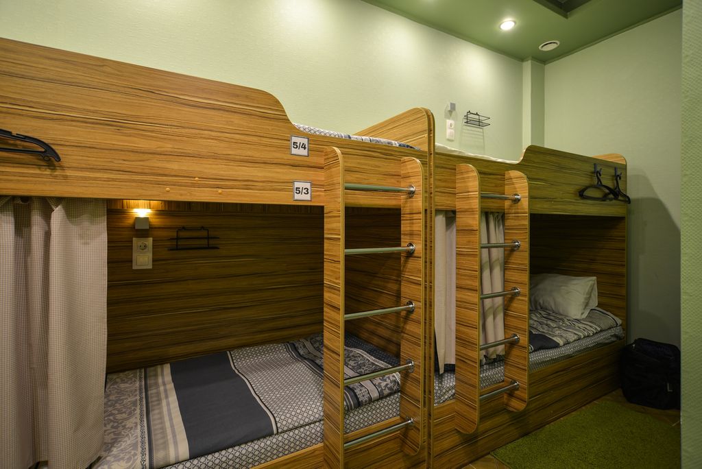 Red Аpple — Многоместный мужской номер Спальное место в общем номере для мужчин (без окна)