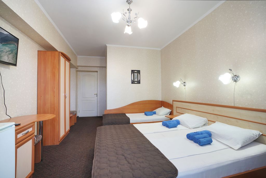 Небо — Четырёхместный номер стандарт с видом на горы