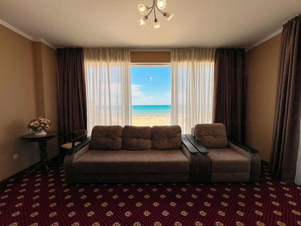 Золотой берег — Семейный номер улучшенный с видом на море