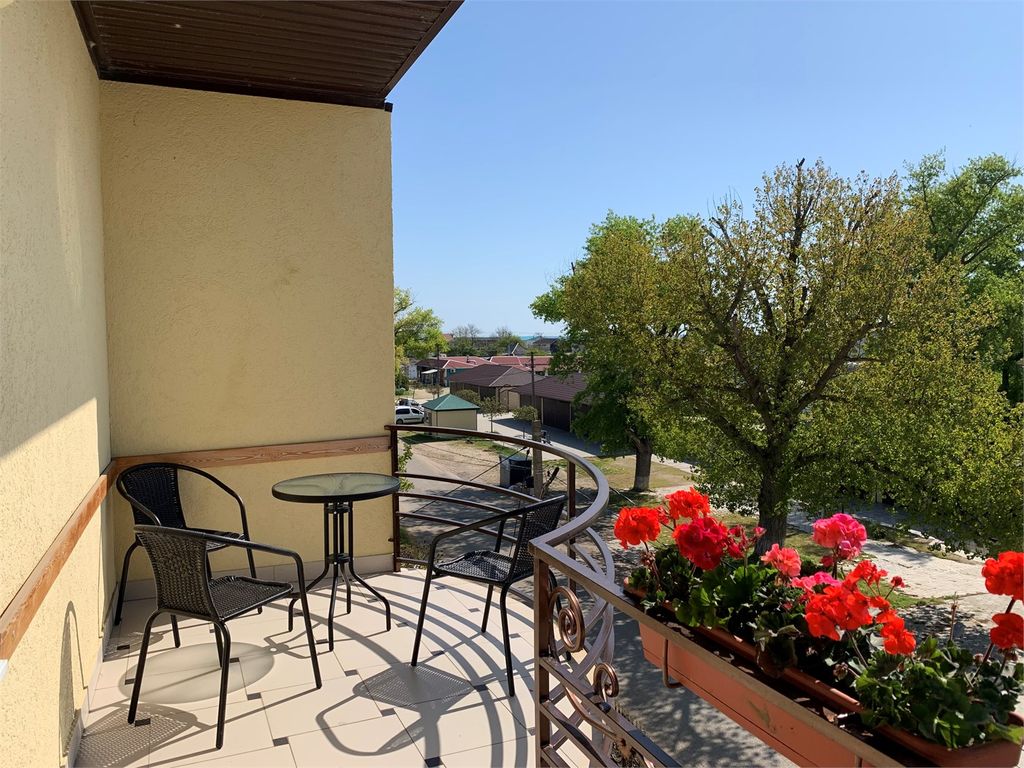 Николь — Трёхместный номер люкс с видом на город