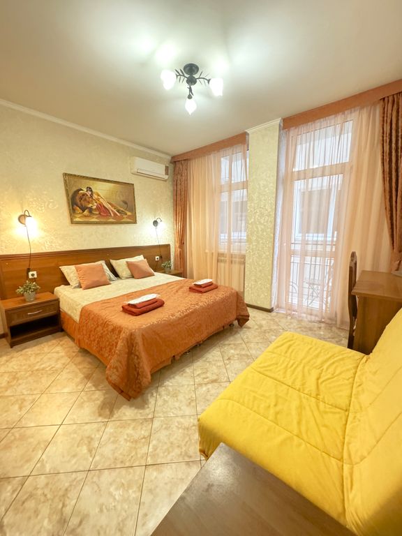 Атриум — Двухместный номер с 1 кроватью комфорт с балконом (невидовой) и доп местом