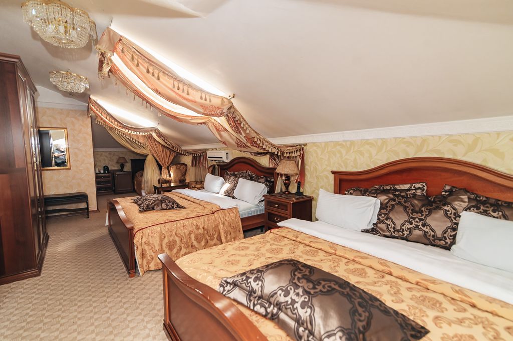 АнглитерЪ — Семейный номер Джуниор Сюит Семейный Мансардный