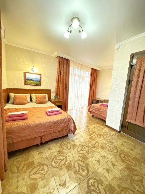 Атриум — Трёхместный номер Комфорт с панорамными окнами