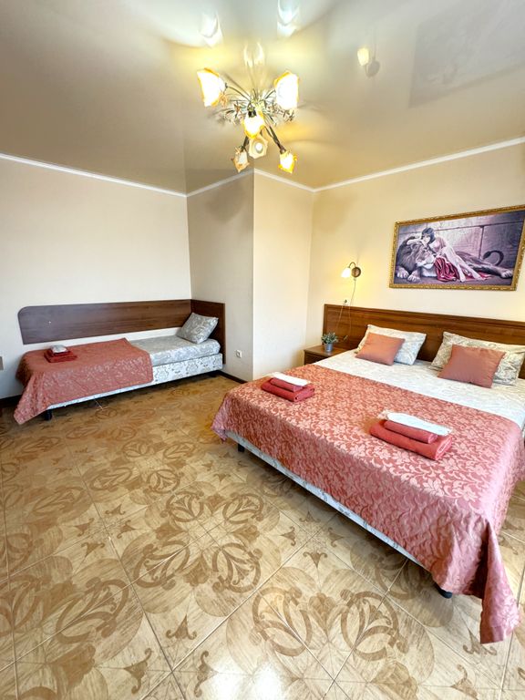 Атриум — Трёхместный номер Комфорт с балконом