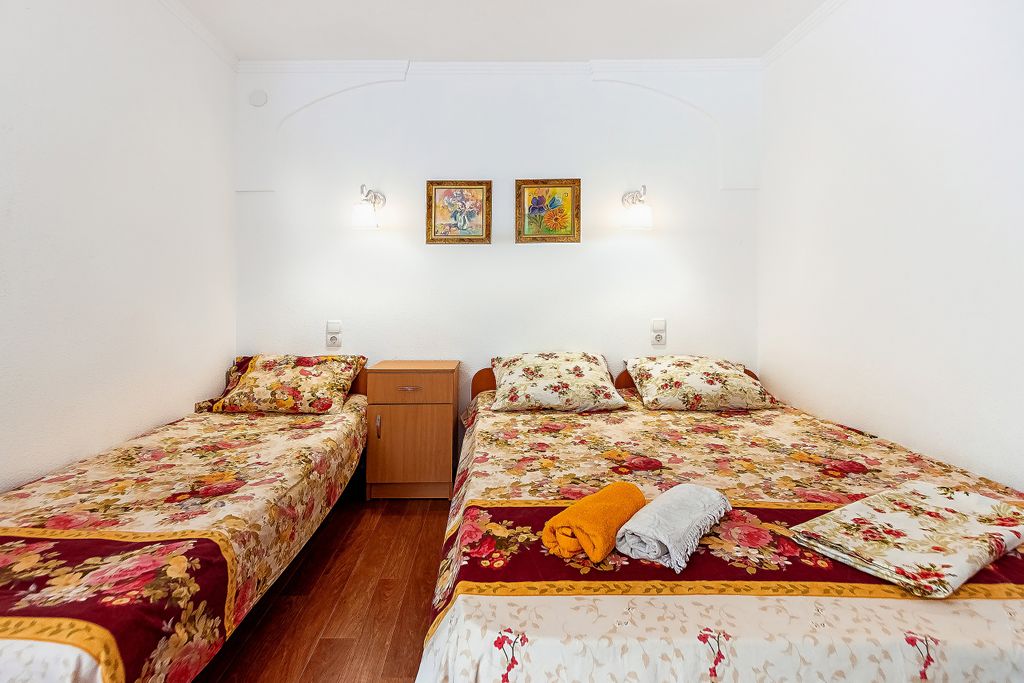 Южный дворик — Трёхместный номер стандарт