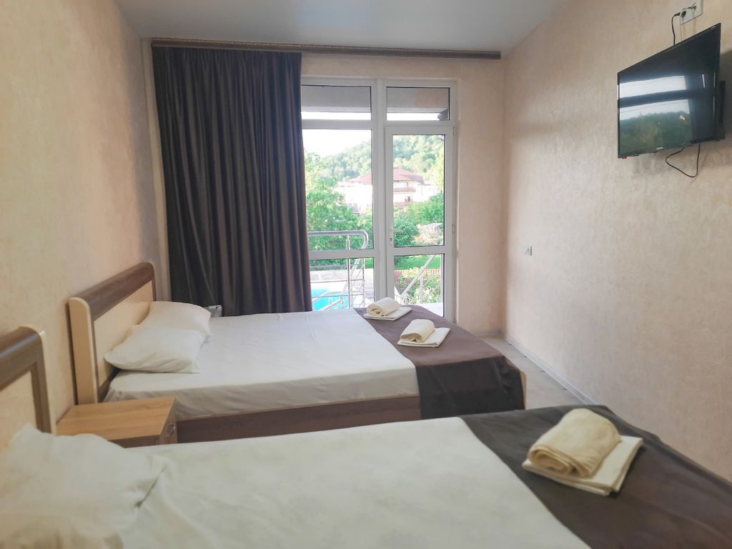 На Молодёжной — Трёхместный номер Номер комфорт с видом на горы и бассейн