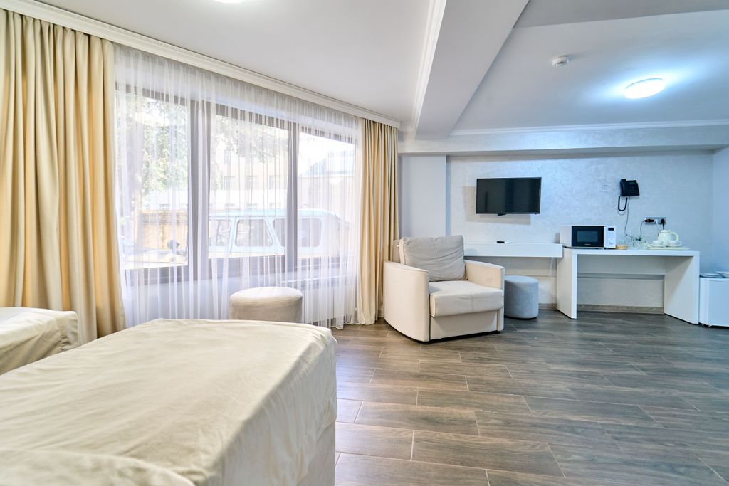 Театральный — Трёхместный номер Комфорт улучшенный