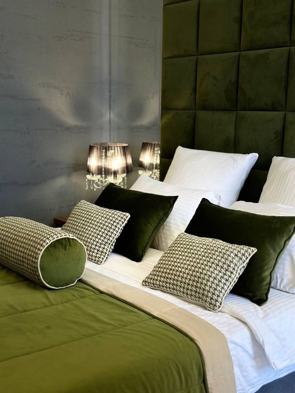 V2 — Четырёхместный номер Люкс с видом на горы Версаль