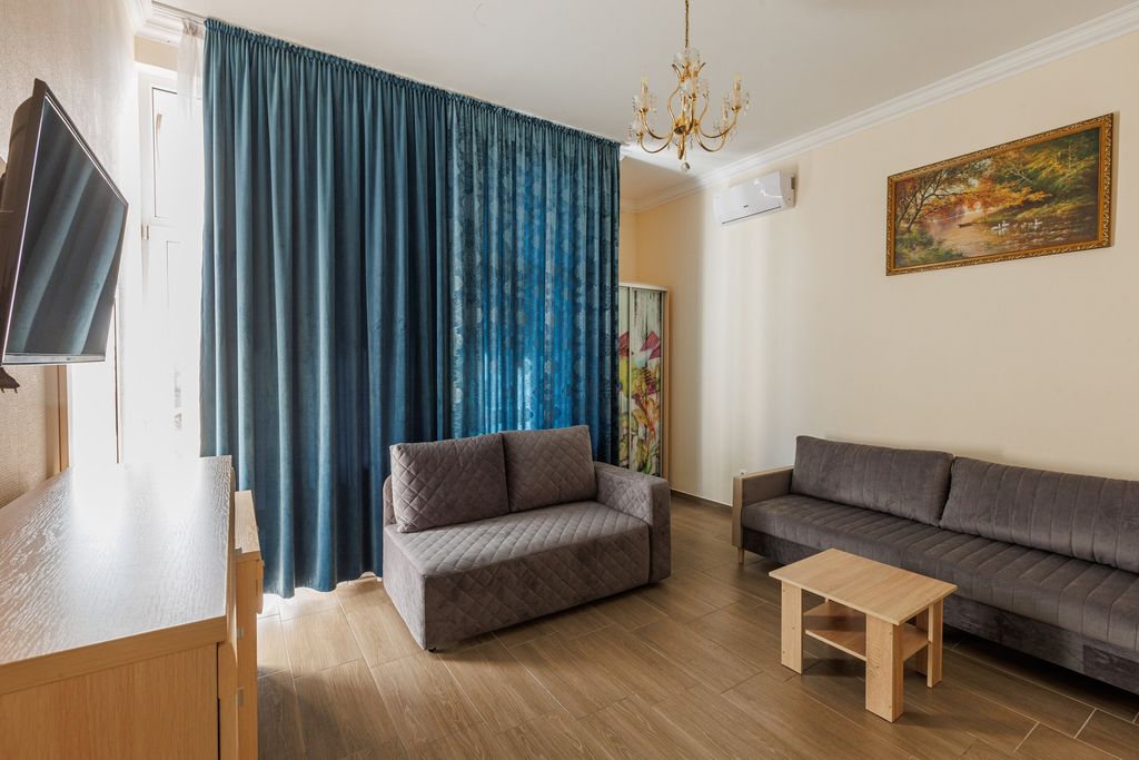 Зеленый попугай — Семейный номер Люкс с балконом