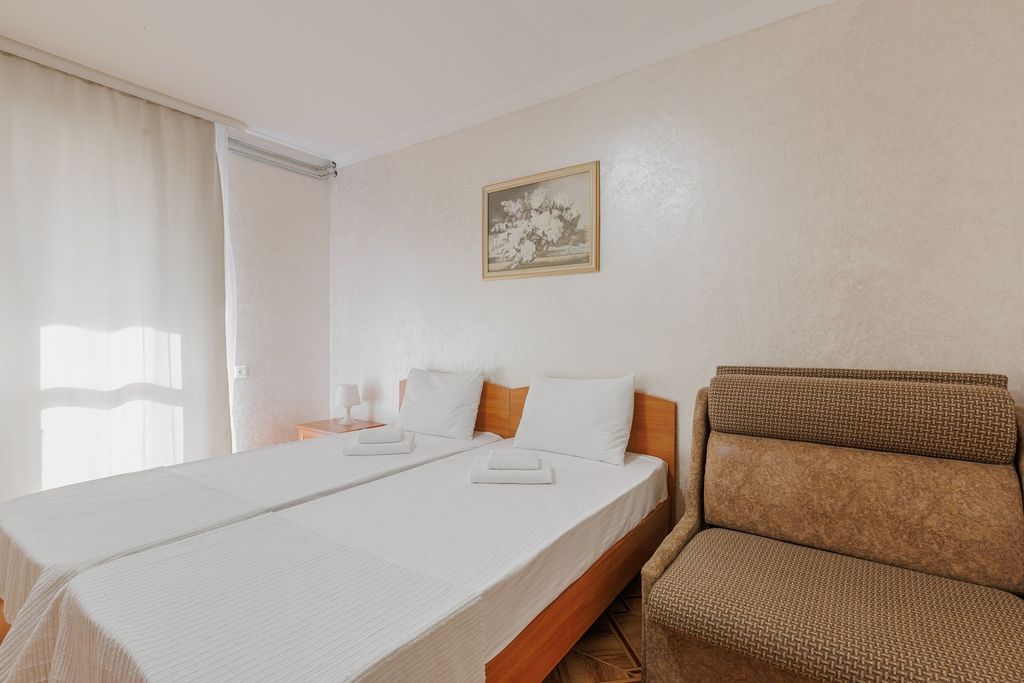 Зеленый попугай — Трёхместный номер Комфорт с балконом