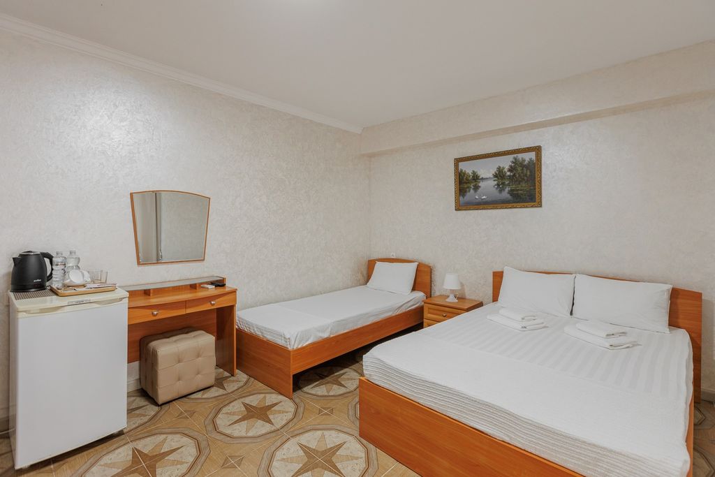 Зеленый попугай — Четырёхместный номер улучшенный с балконом