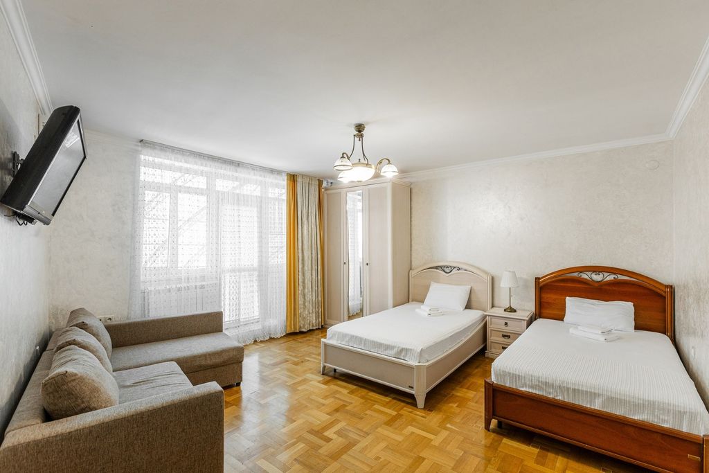 Зеленый попугай — Семейный номер улучшенный с террасой