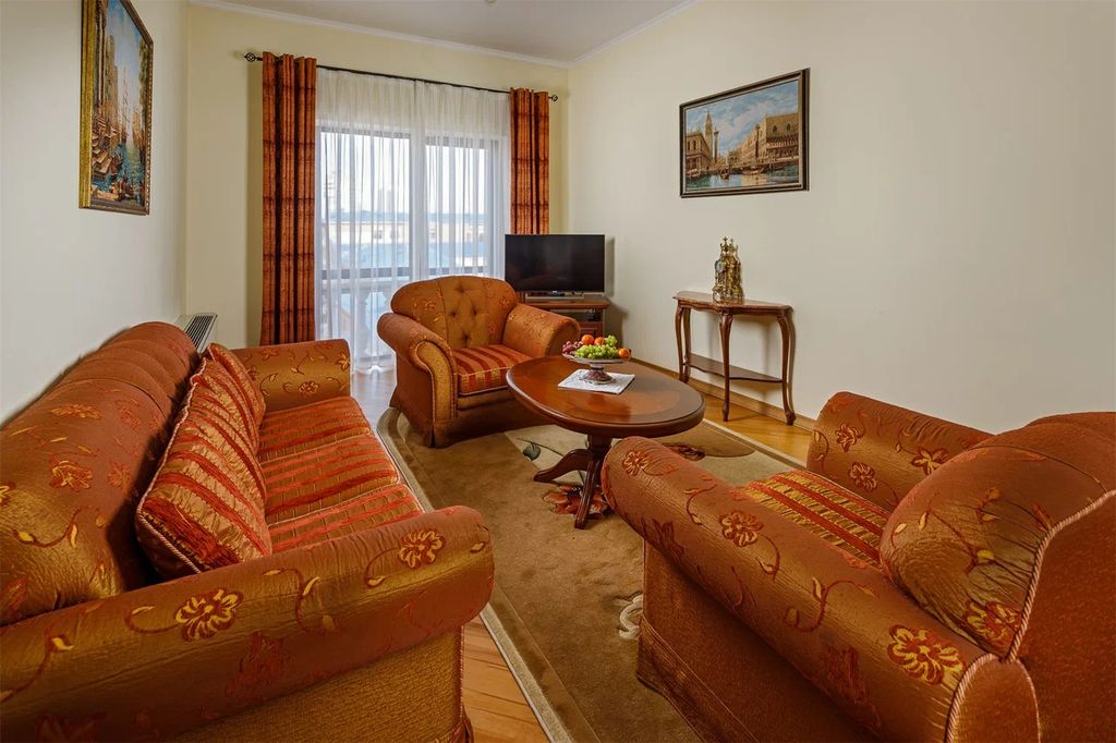 Иностранец — Люкс королевский (вид во двор)