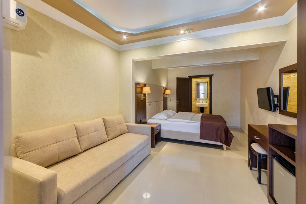 Азария — Четырёхместный номер Супериор 2-4 этаж