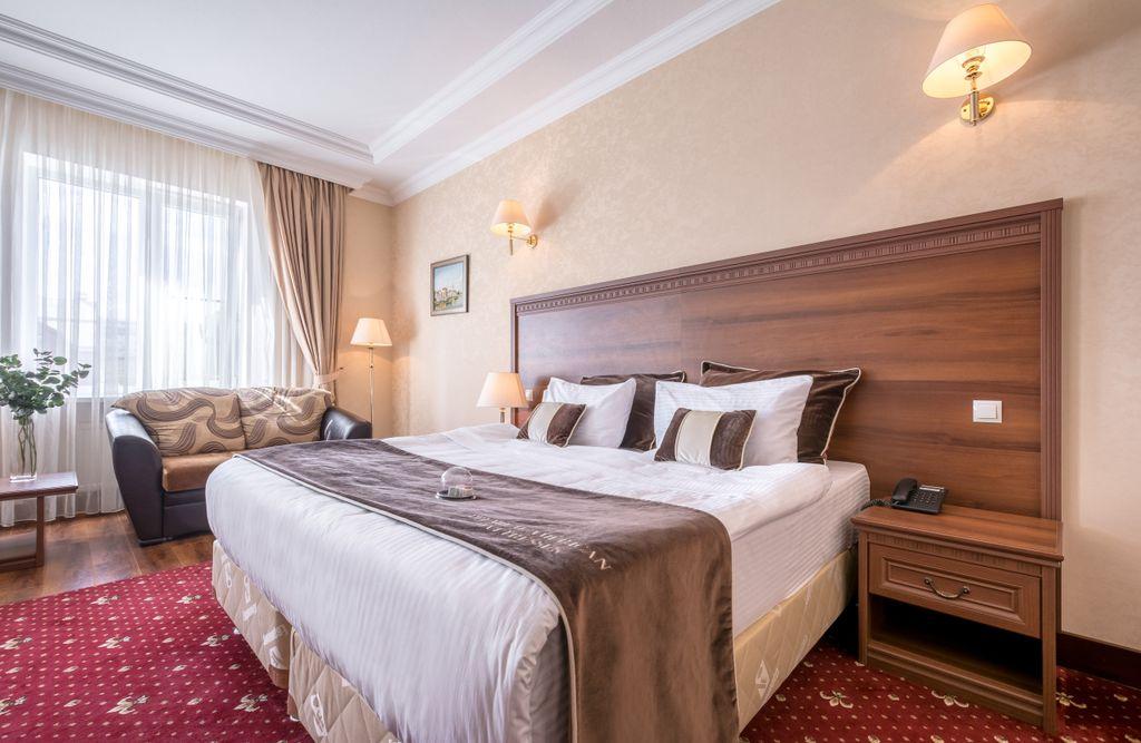 Театр — Семейный номер полулюкс с большой кроватью super king size, дополнительными местами и большими окнами с видом на город