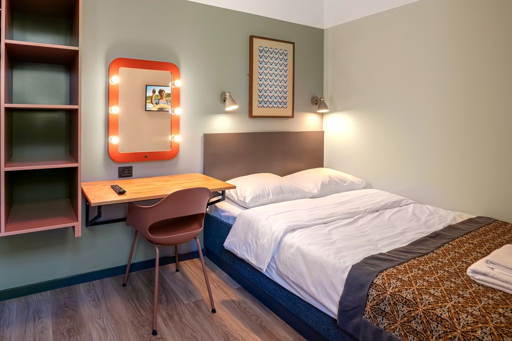 Друзья Волгоград — Семейный номер с двуспальной кроватью и раскладывающимся креслом с удобствами на этаже