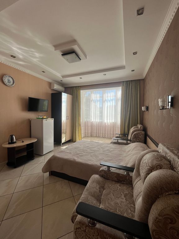 Валерия — Четырёхместный номер комфорт с эркерным балконом