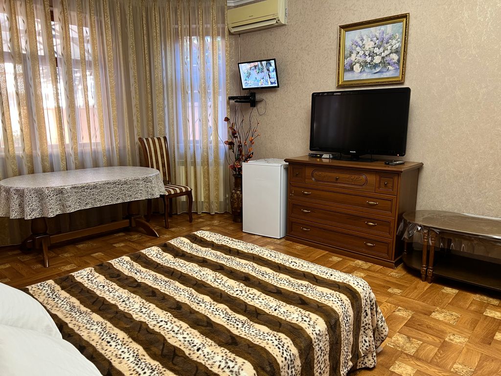 Suzi — Семейный номер эконом с видом на город