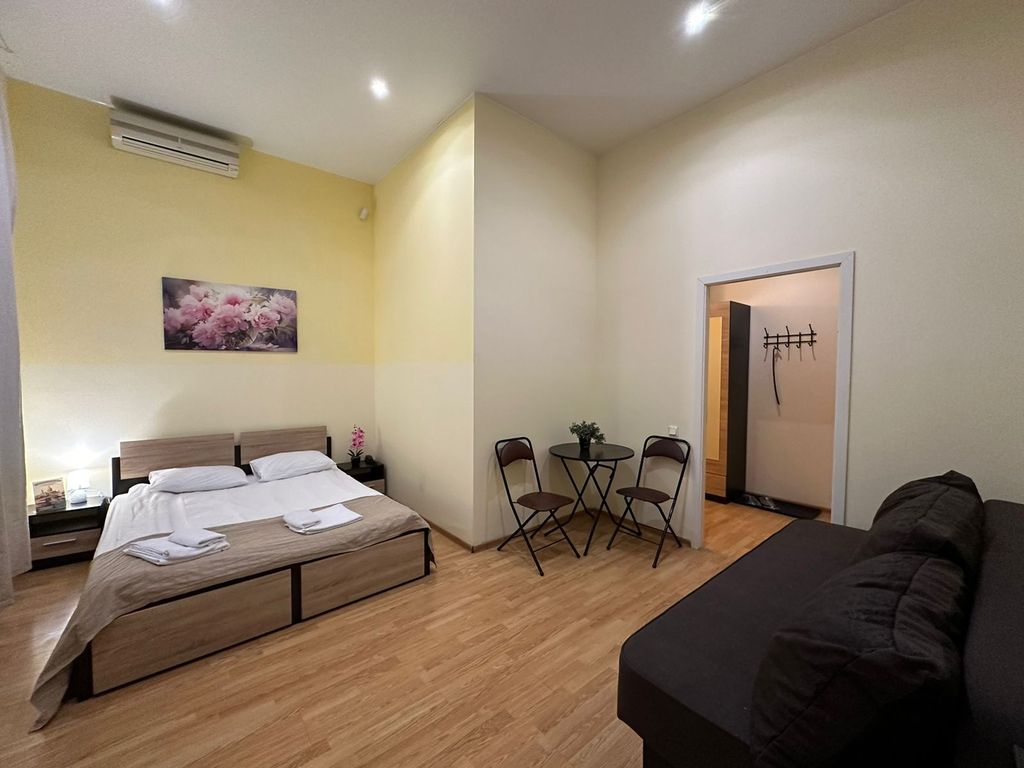 Boho Center Nevsky 140 — Трёхместный номер с двуспальной кроватью и диваном